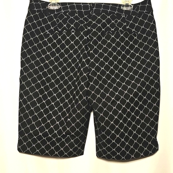 White House Black Market Black w/Diamond Design Stretch Burmuda Shorts Size 10 - Picture 2 of 8